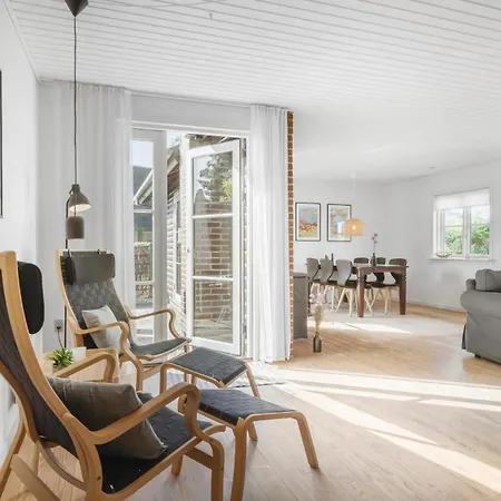 Vakantiehuis 3 Bedroom Lovely In *